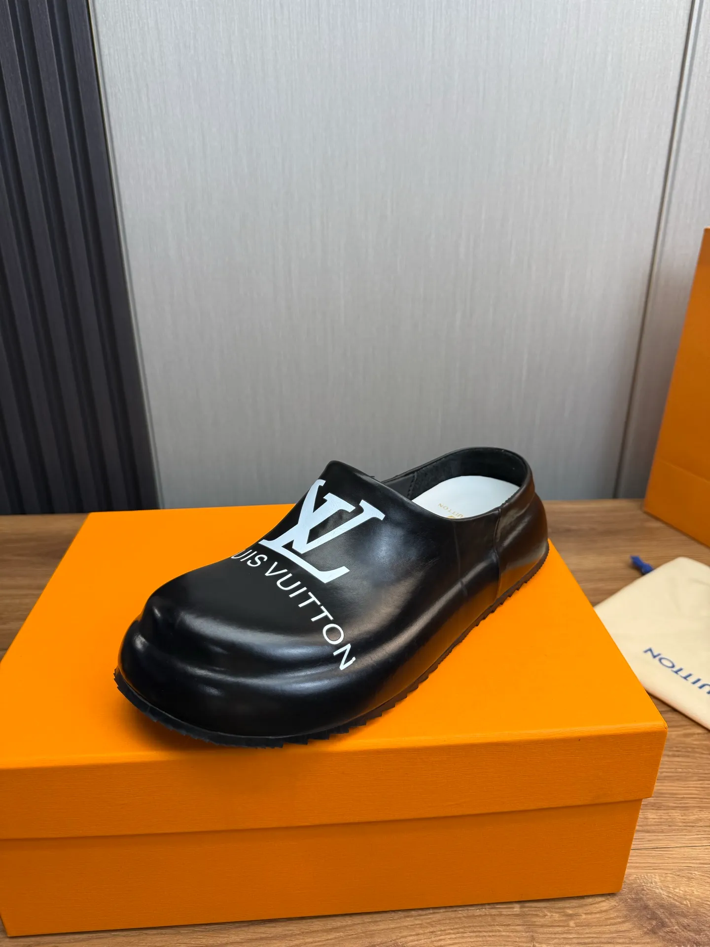 Men's shoes 💰480💰 Lv men's slippers 🩴38-45 size 45 46 🉑️Customized! Full leather slippers: cowhide on the outside, sheepskin on the inside ✅Original outsole⬆️